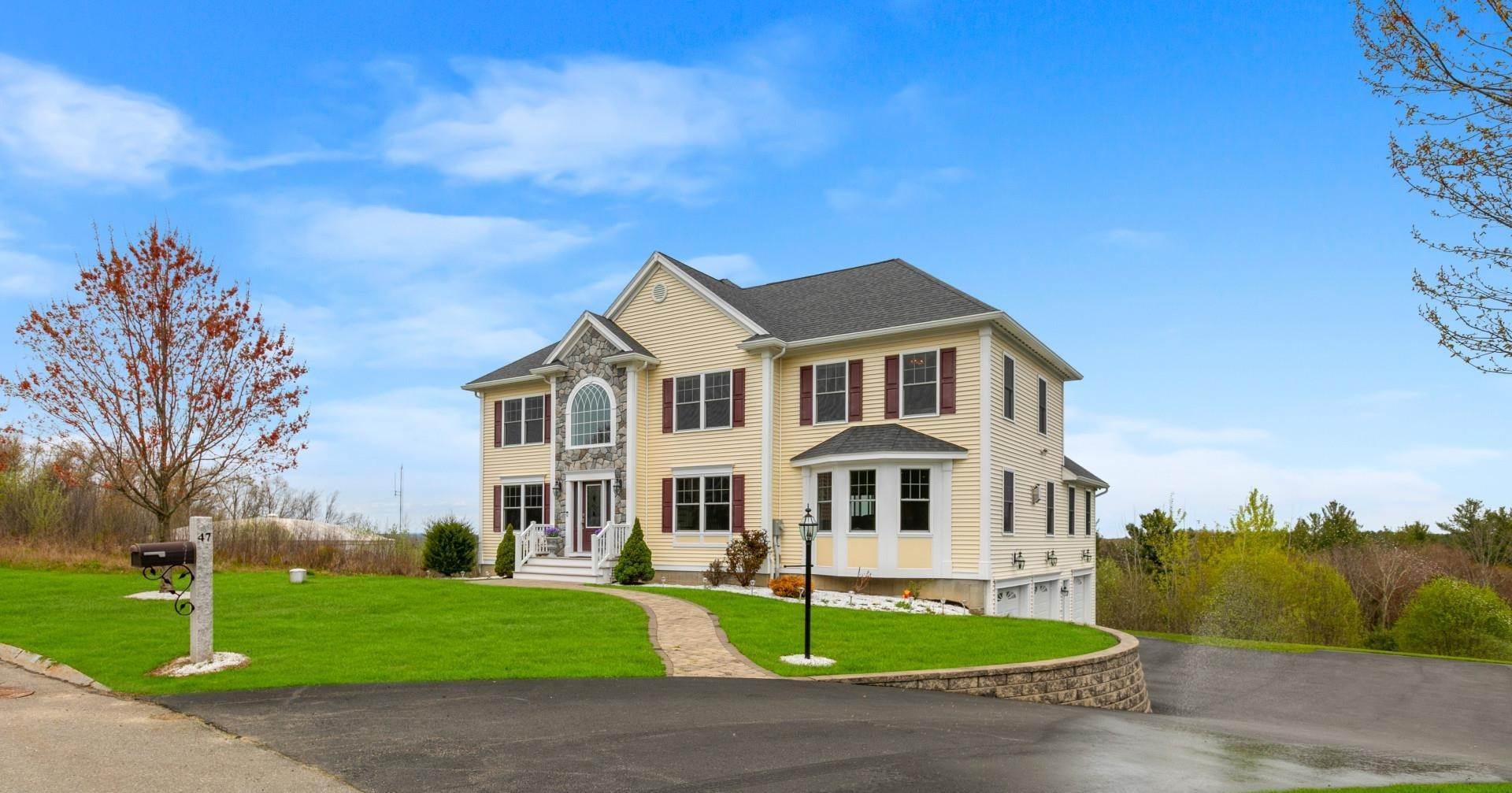 Single Family Homes for Sale at Salem, NH 03079