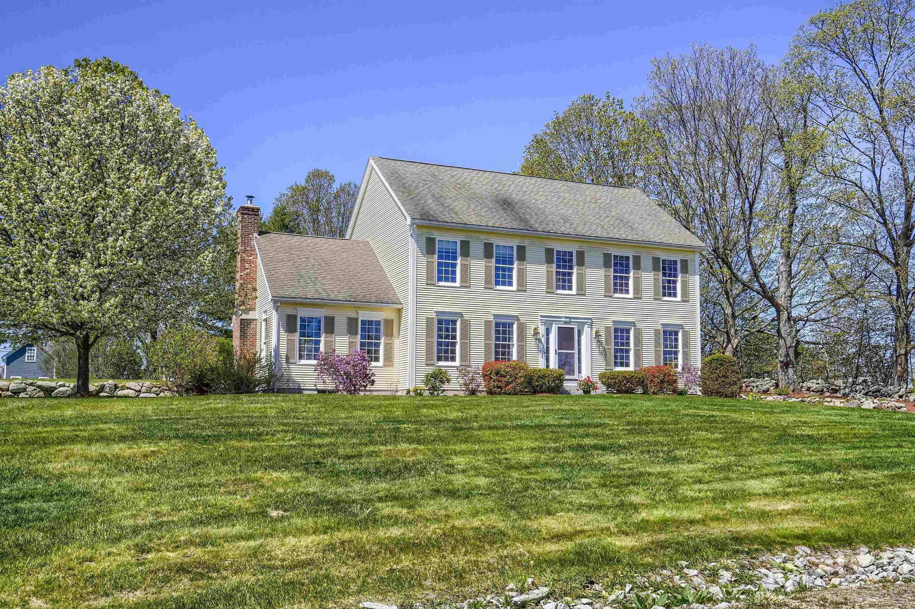 5. Single Family Homes for Sale at Bedford, NH 03110
