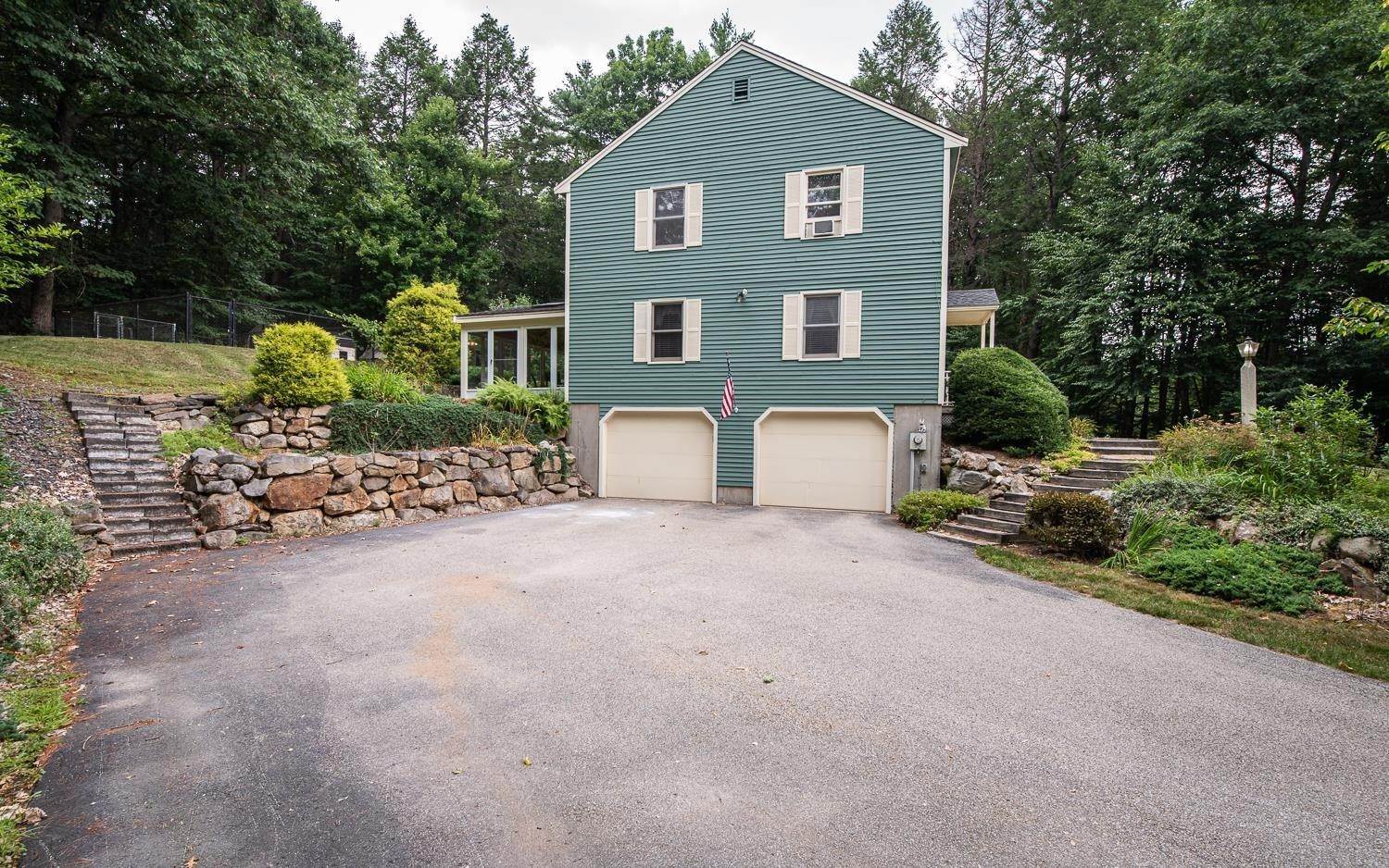 5. Single Family Homes for Sale at Hampstead, NH 03841