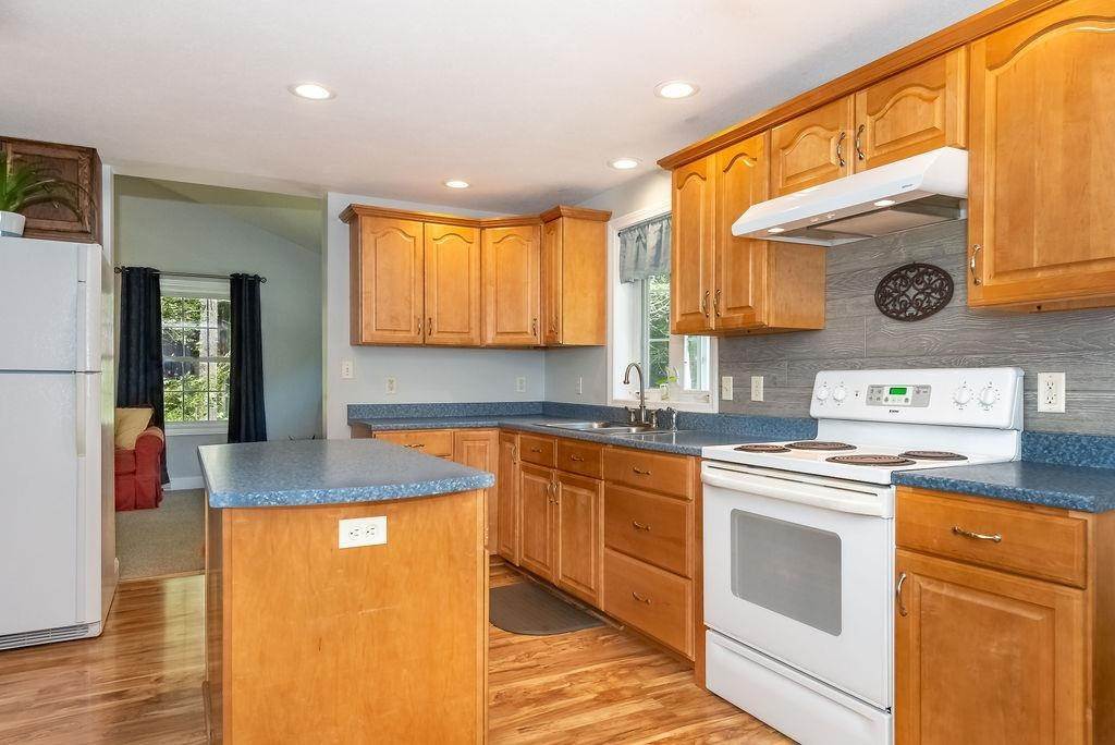 7. Single Family Homes for Sale at Nottingham, NH 03290