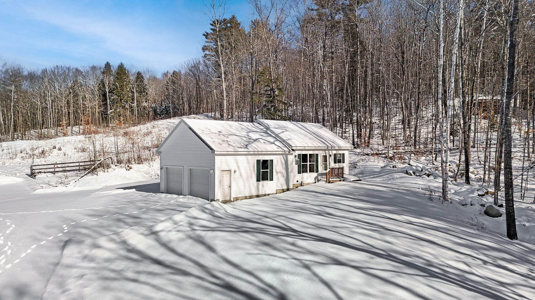 33. Single Family Homes for Sale at Raymond, ME 04071