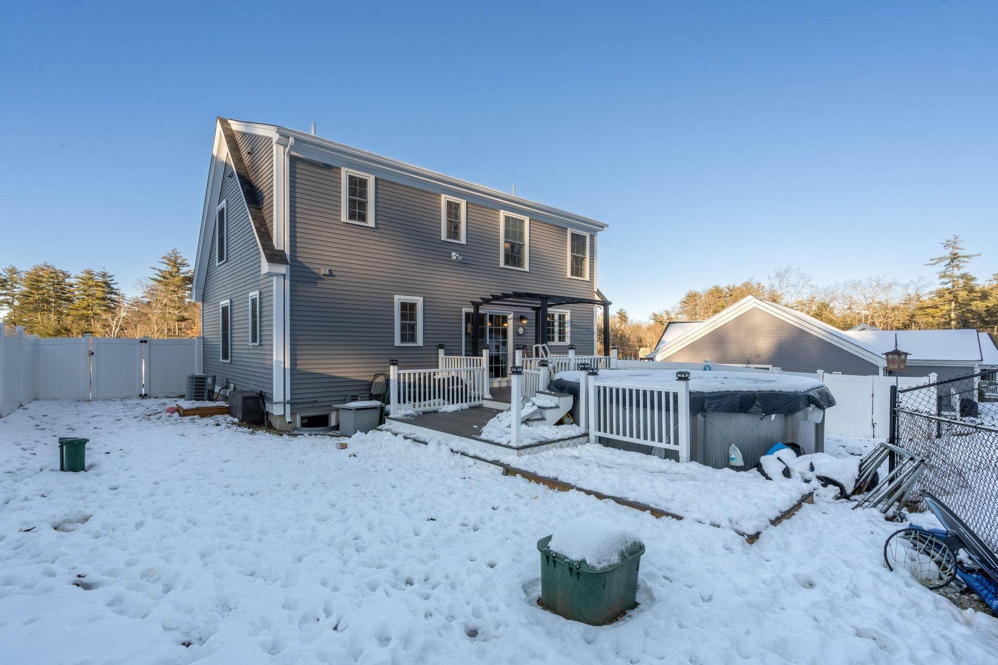 3. Single Family Homes for Sale at Londonderry, NH 03053