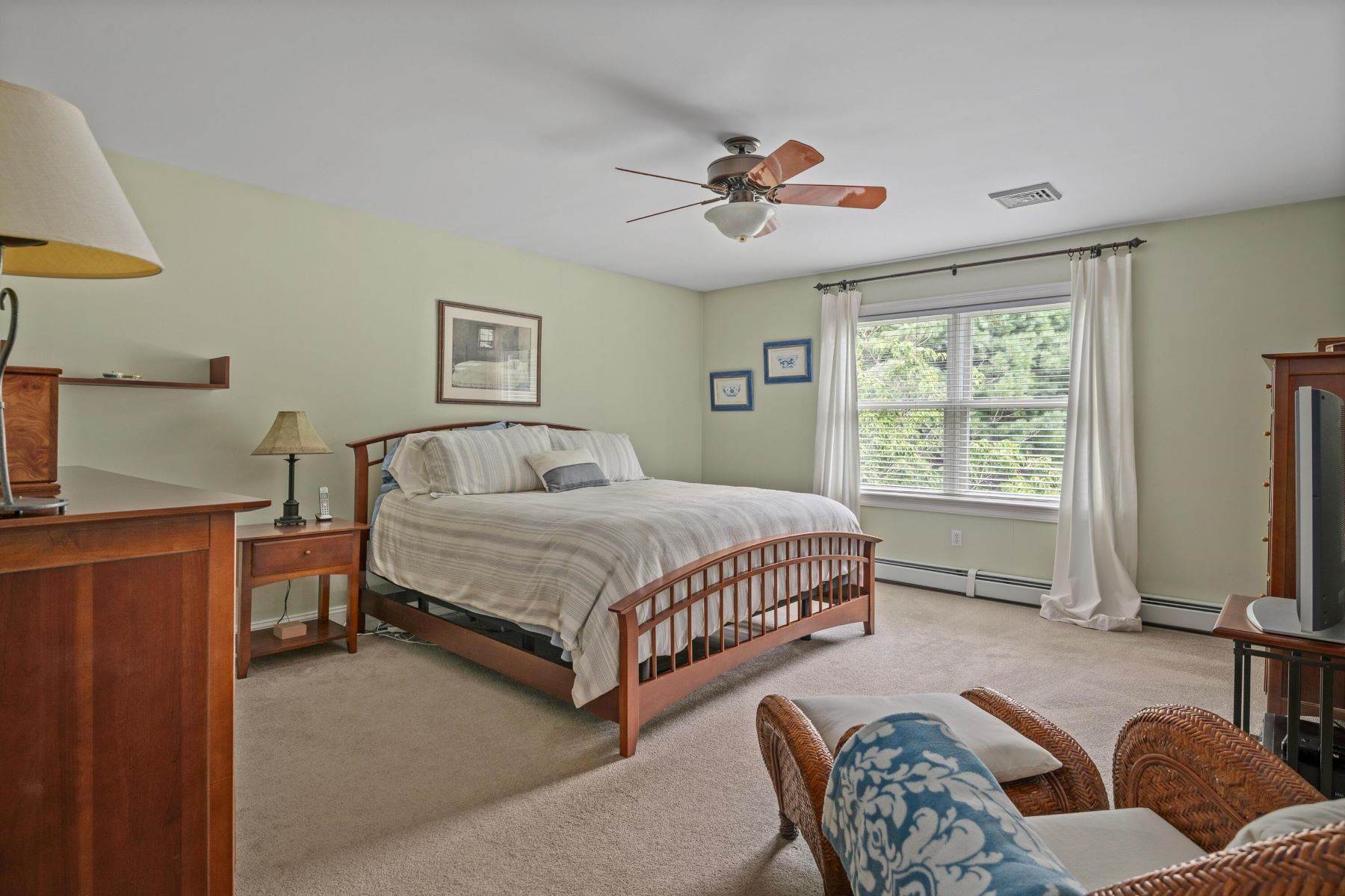 20. Single Family Homes for Sale at Falmouth, ME 04105